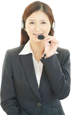 笑顔で電話対応する女性スタッフ