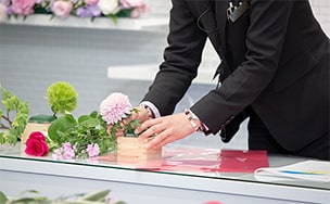 バラの花を束ねる様子