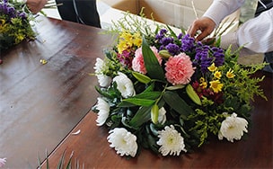 花束を作っている様子