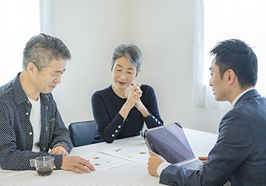 みつわ樹木葬須坂霊園スタッフが丁寧に説明している様子