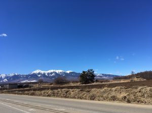 車から見た八ヶ岳の景色